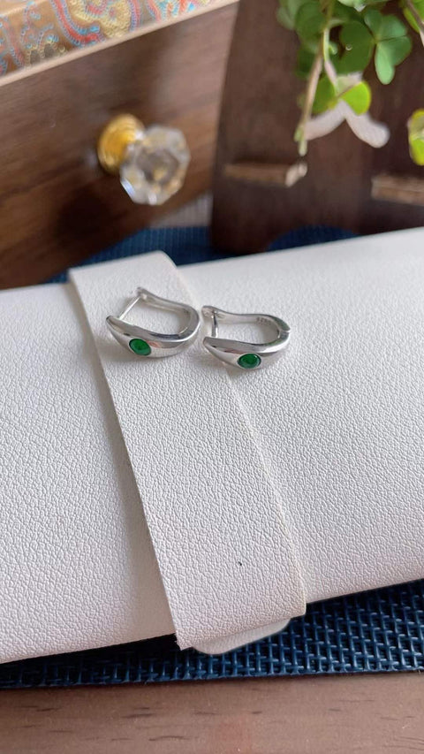 Anting-anting giok alami, dari tambang kuno, dengan tekstur halus dan hangat serta transparansi yang sangat baik. Terbuat dari perak 925, berukuran 0,3 mm. Harga sudah termasuk ongkos kirim dan pajak.