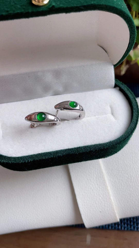 Anting-anting giok alami, dari tambang kuno, dengan tekstur halus dan hangat serta transparansi yang sangat baik. Terbuat dari perak 925, berukuran 0,3 mm. Harga sudah termasuk ongkos kirim dan pajak.