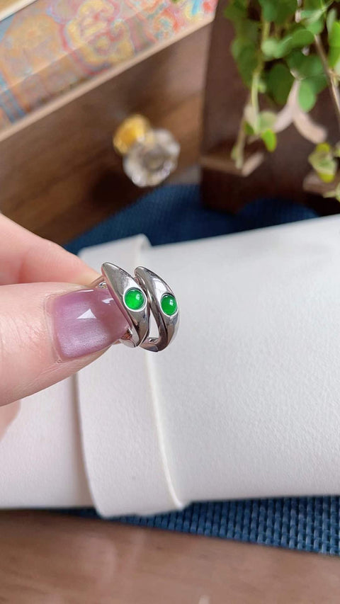 Anting-anting giok alami, dari tambang kuno, dengan tekstur halus dan hangat serta transparansi yang sangat baik. Terbuat dari perak 925, berukuran 0,3 mm. Harga sudah termasuk ongkos kirim dan pajak.
