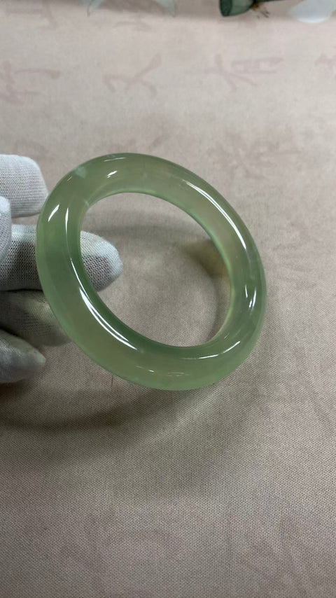 Gelang giok Xiuyan yang indah, warna hijau pekat, diameter dalam: 54,5 mm, lebar tepi: 11,8 mm, termasuk ongkos kirim dan pajak.