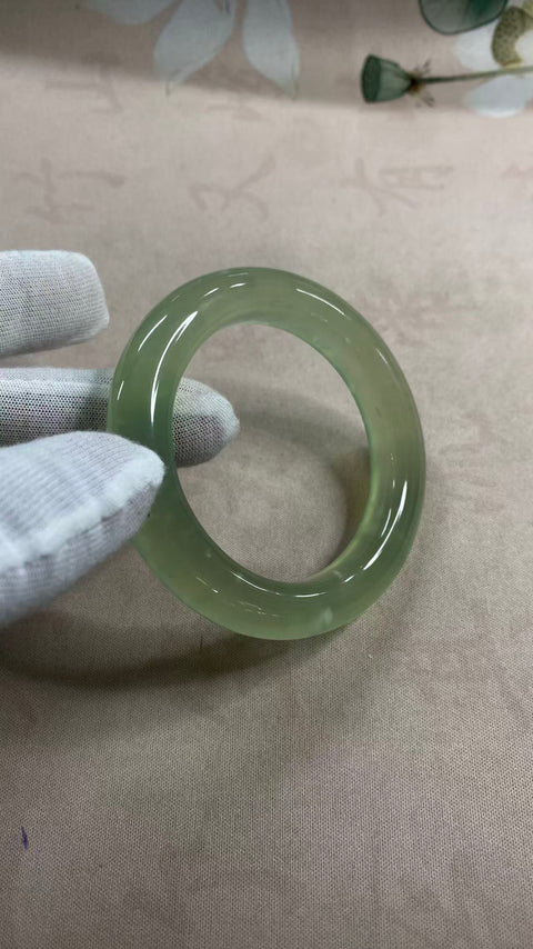 Gelang giok Xiuyan yang indah, warna hijau pekat, diameter dalam: 54,5 mm, lebar tepi: 11,8 mm, termasuk ongkos kirim dan pajak.