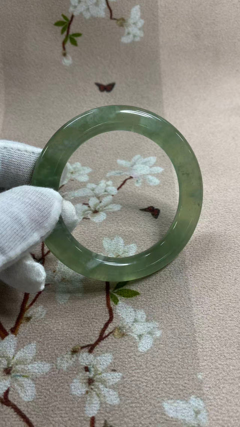 Gelang giok Xiuyan yang indah, warna hijau pekat, diameter dalam: 56mm, lebar tepi: 10,9mm. Semua batu terbentuk secara alami. Termasuk ongkos kirim dan pajak.