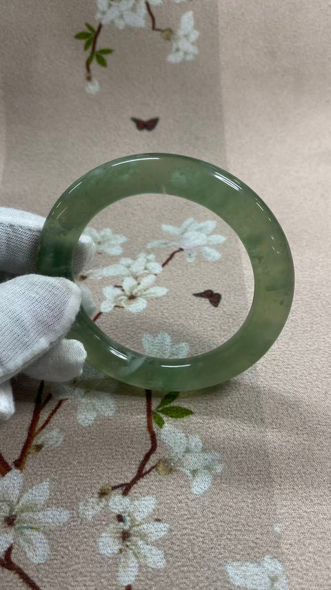 Gelang giok Xiuyan yang indah, warna hijau pekat, diameter dalam: 56mm, lebar tepi: 10,9mm. Semua batu terbentuk secara alami. Termasuk ongkos kirim dan pajak.