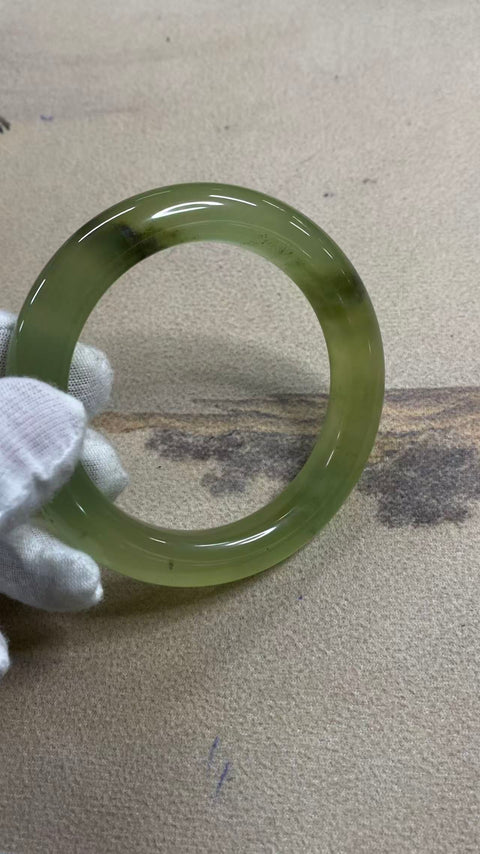 Gelang giok Xiuyan yang indah dengan dasar sedingin es dan desain lukisan tinta seperti mata air. Diameter dalam: 58,1 mm, lebar tepi: 9,8 mm. Harga sudah termasuk ongkos kirim dan pajak.