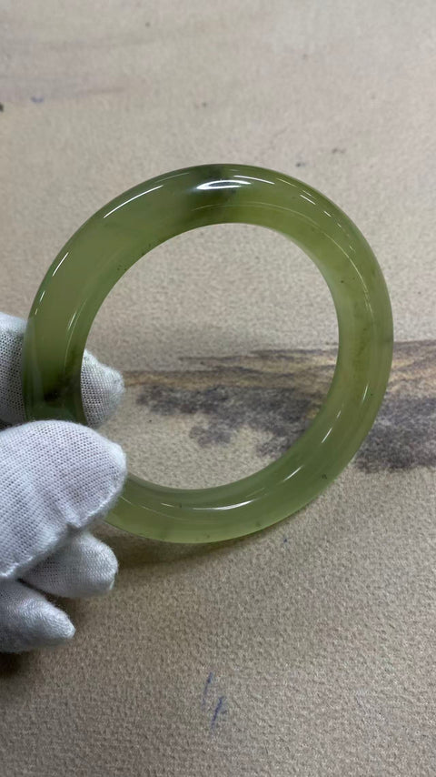 Gelang giok Xiuyan yang indah dengan dasar sedingin es dan desain lukisan tinta seperti mata air. Diameter dalam: 58,1 mm, lebar tepi: 9,8 mm. Harga sudah termasuk ongkos kirim dan pajak.