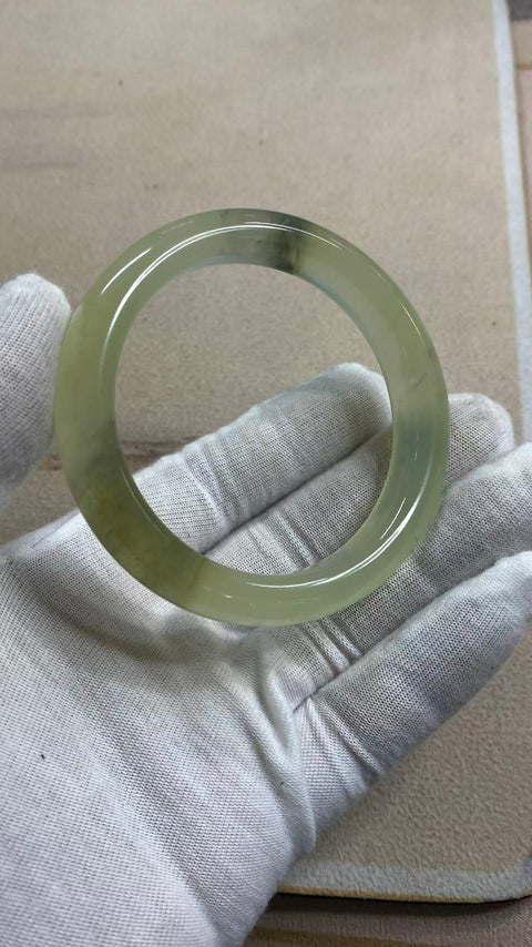 Gelang giok Xiuyan yang indah dengan dasar sedingin es dan desain lukisan tinta warna musim semi. Diameter dalam: 58,1 mm, lebar tepi: 9,8 mm. Harga sudah termasuk ongkos kirim dan pajak.