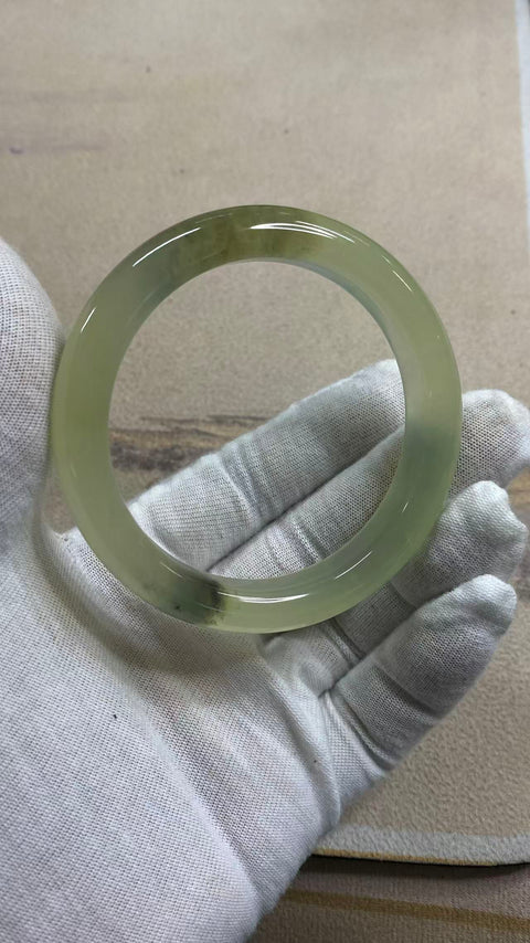 Gelang giok Xiuyan yang indah dengan dasar sedingin es dan desain lukisan tinta warna musim semi. Diameter dalam: 58,1 mm, lebar tepi: 9,8 mm. Harga sudah termasuk ongkos kirim dan pajak.