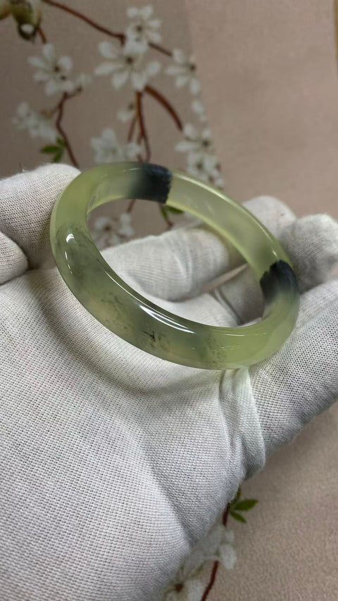 Gelang giok Xiuyan yang indah dengan dasar sedingin es dan desain lukisan tinta warna musim semi! Diameter dalam: 56,1 mm, lebar tepi: 11,8 mm, termasuk ongkos kirim dan pajak, nomor barang 202605051501