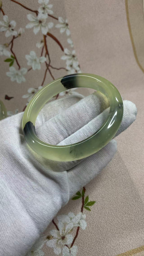 Gelang giok Xiuyan yang indah dengan dasar sedingin es dan desain lukisan tinta warna musim semi! Diameter dalam: 56,1 mm, lebar tepi: 11,8 mm, termasuk ongkos kirim dan pajak, nomor barang 202605051501