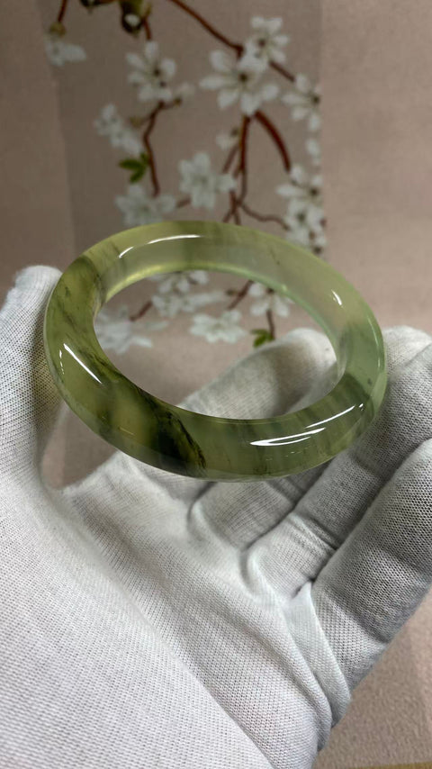 Gelang giok Xiuyan yang indah dengan dasar sedingin es dan desain lukisan tinta warna musim semi. Diameter dalam: 56mm, lebar samping: 11,7mm. Harga sudah termasuk ongkos kirim dan pajak. Nomor barang: 202605051502