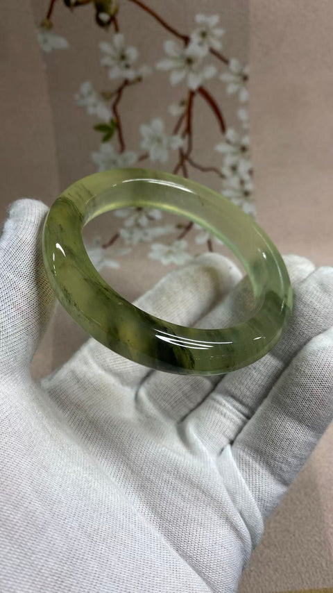 Gelang giok Xiuyan yang indah dengan dasar sedingin es dan desain lukisan tinta warna musim semi. Diameter dalam: 56mm, lebar samping: 11,7mm. Harga sudah termasuk ongkos kirim dan pajak. Nomor barang: 202605051502