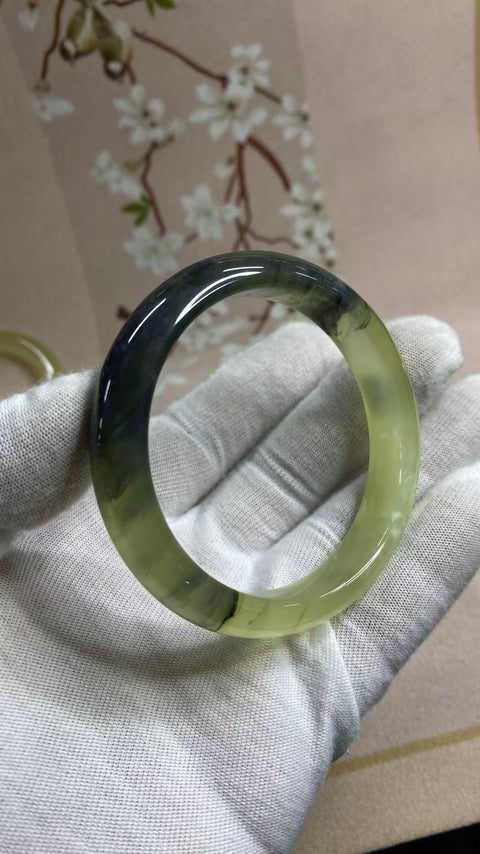 Gelang giok Xiuyan yang indah dengan dasar sedingin es dan desain lukisan tinta seperti musim semi. Diameter dalam: 56 mm, lebar samping: 12,7 mm. Harga sudah termasuk ongkos kirim dan pajak.