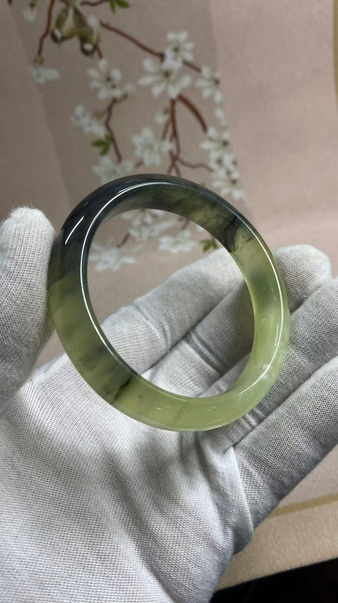 Gelang giok Xiuyan yang indah dengan dasar sedingin es dan desain lukisan tinta seperti musim semi. Diameter dalam: 56 mm, lebar samping: 12,7 mm. Harga sudah termasuk ongkos kirim dan pajak.