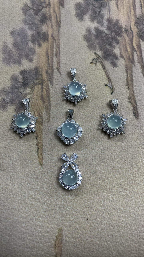Liontin tulang selangka giok Xiuyan yang indah dengan pola permata biru langit, tersedia dalam tiga gaya: kepingan salju, Alice [warna], cabochon 8mm, bingkai perak berlapis listrik, termasuk ongkos kirim dan pajak.