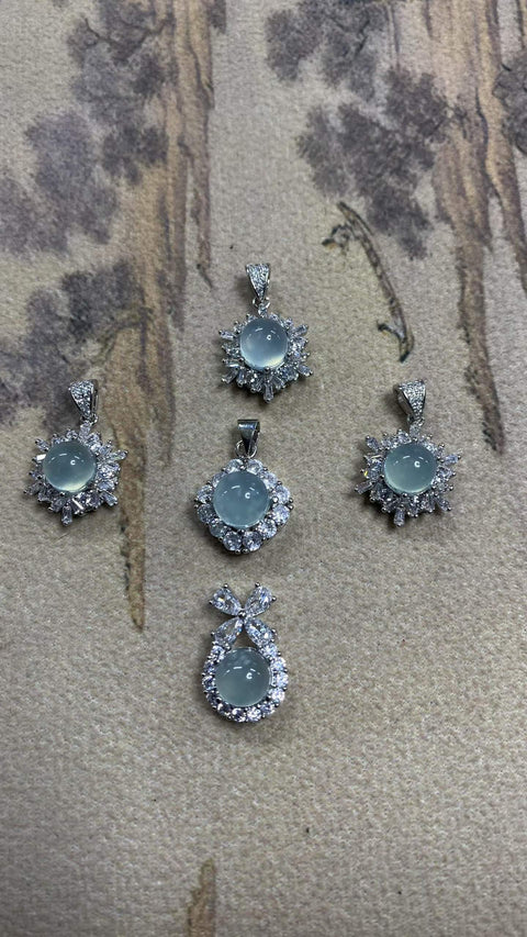 Liontin tulang selangka giok Xiuyan yang indah dengan pola permata biru langit, tersedia dalam tiga gaya: kepingan salju, Alice [warna], cabochon 8mm, bingkai perak berlapis listrik, termasuk ongkos kirim dan pajak.
