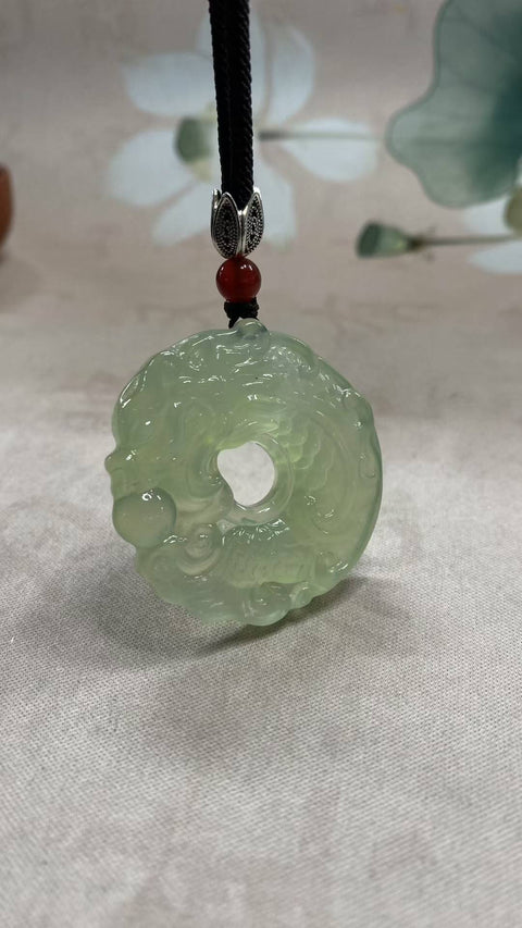 Liontin giok Xiuyan alami yang indah, "Melayang Menuju Kesuksesan," menampilkan ikan yang berubah menjadi naga dan gesper pengaman. Cocok untuk dikenakan siapa saja. Ukuran: 41 x 8,5 mm. Termasuk ongkos kirim dan pajak.