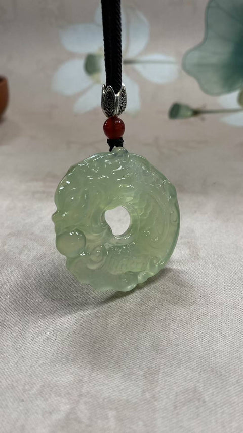 Liontin giok Xiuyan alami yang indah, "Melayang Menuju Kesuksesan," menampilkan ikan yang berubah menjadi naga dan gesper pengaman. Cocok untuk dikenakan siapa saja. Ukuran: 41 x 8,5 mm. Termasuk ongkos kirim dan pajak.