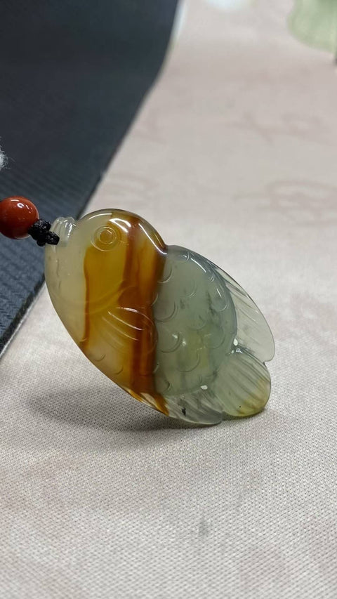Kekayaan Berlimpah: Liontin Bunga Giok Xiuyan yang Indah - Ikan Keberuntungan, berwarna alami dengan tiga warna, dimensi: 43 x 24,8 mm, termasuk ongkos kirim dan pajak.
