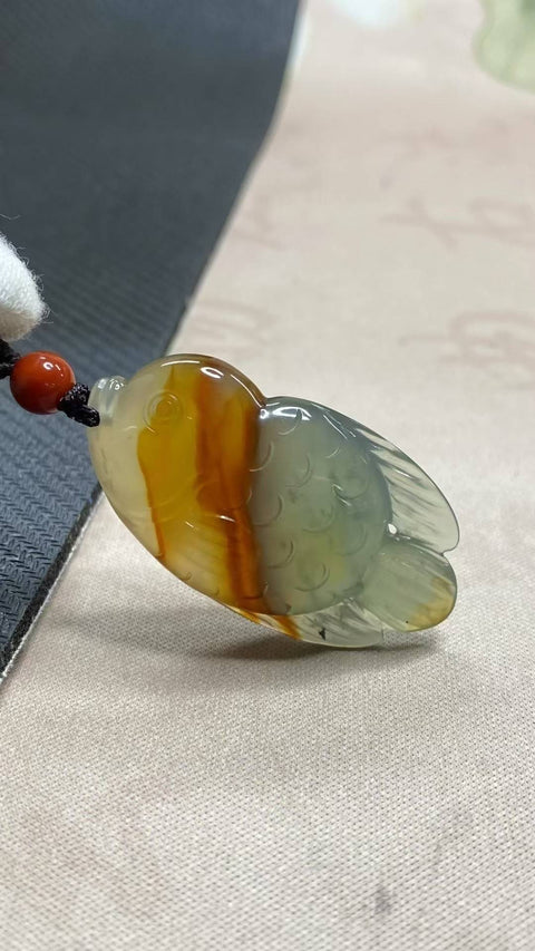 Kekayaan Berlimpah: Liontin Bunga Giok Xiuyan yang Indah - Ikan Keberuntungan, berwarna alami dengan tiga warna, dimensi: 43 x 24,8 mm, termasuk ongkos kirim dan pajak.