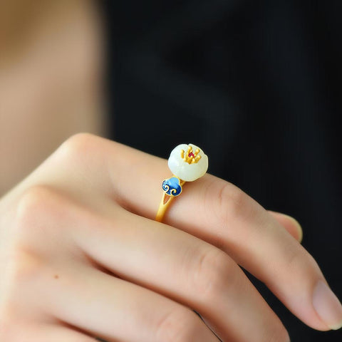 9108-6# Cincin perak sterling 925 bertatahkan giok putih Hetian berbentuk teratai dan desain enamel awan keberuntungan. Desain sederhana dan elegan, giok halus dan lembut. Dimensi giok: 11*11 cm. Termasuk ongkos kirim dan pajak.