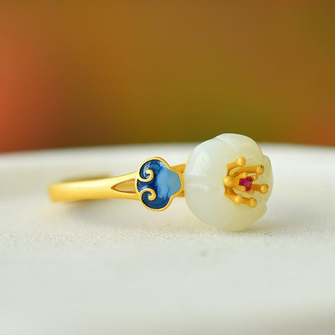 9108-6# Cincin perak sterling 925 bertatahkan giok putih Hetian berbentuk teratai dan desain enamel awan keberuntungan. Desain sederhana dan elegan, giok halus dan lembut. Dimensi giok: 11*11 cm. Termasuk ongkos kirim dan pajak.