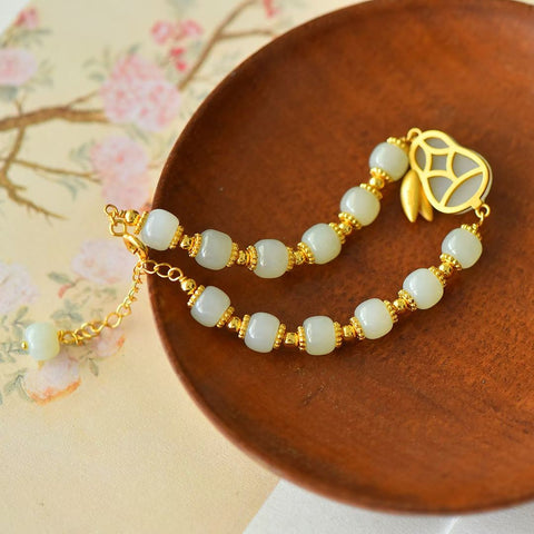 8808-6# Perak sterling 925 bertatahkan giok Hetian (bahan air jernih) yang menampilkan kelinci giok mengejar bulan. Gioknya hangat dan lembut, dengan desain yang unik dan baru. Dimensi giok: 12*17 cm. Harga sudah termasuk ongkos kirim dan pajak.