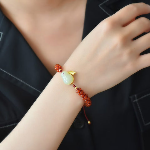 🌸🌸8823-6# Gelang perak 925 bertatahkan koin giok Hetian dan kelinci, warna merah, untuk keberuntungan. Gioknya hangat dan lembut, serta desainnya unik dan baru. Ukuran giok: 13*18 cm. Harga sudah termasuk ongkos kirim dan pajak.