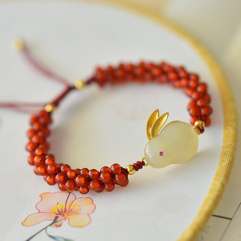 🌸🌸8823-6# Gelang perak 925 bertatahkan koin giok Hetian dan kelinci, warna merah, untuk keberuntungan. Gioknya hangat dan lembut, serta desainnya unik dan baru. Ukuran giok: 13*18 cm. Harga sudah termasuk ongkos kirim dan pajak.