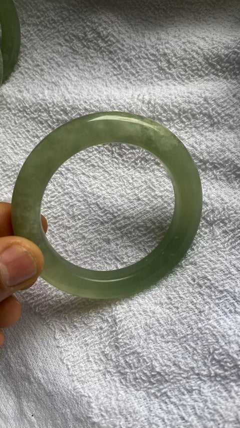 Gelang giok Xiuyan yang indah, warna hijau pekat, diameter dalam: 56mm, lebar tepi: 11mm. Semua batu terbentuk secara alami. Harga sudah termasuk ongkos kirim dan pajak.