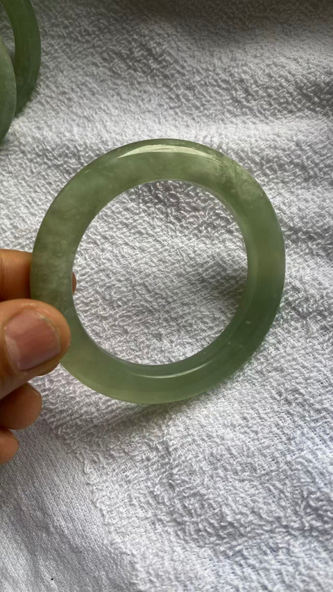 Gelang giok Xiuyan yang indah, warna hijau pekat, diameter dalam: 56mm, lebar tepi: 11mm. Semua batu terbentuk secara alami. Harga sudah termasuk ongkos kirim dan pajak.