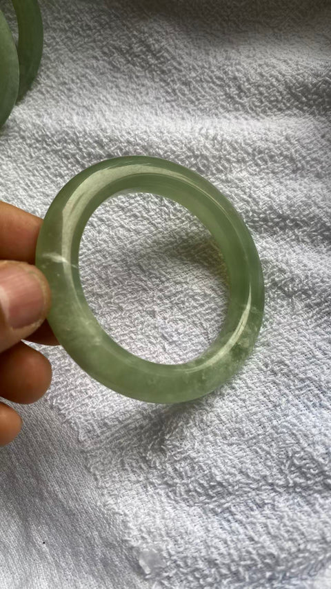 Gelang giok Xiuyan yang indah, warna hijau pekat, diameter dalam: 56mm, lebar tepi: 11mm. Semua batu terbentuk secara alami. Harga sudah termasuk ongkos kirim dan pajak.