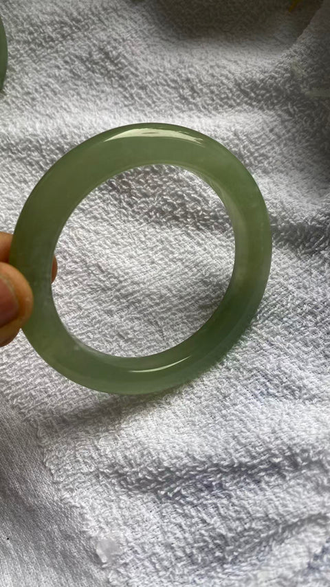 Gelang giok Xiuyan yang indah, warna hijau pekat, diameter dalam: 61mm, lebar tepi: 11,5mm. Semua batu terbentuk secara alami. Termasuk ongkos kirim dan pajak.