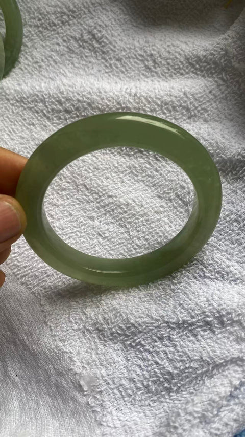 Gelang giok Xiuyan yang indah, warna hijau pekat, diameter dalam: 61mm, lebar tepi: 11,5mm. Semua batu terbentuk secara alami. Termasuk ongkos kirim dan pajak.