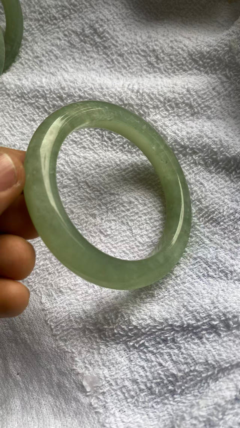 Gelang giok Xiuyan yang indah, warna hijau pekat, diameter dalam: 61mm, lebar tepi: 11,5mm. Semua batu terbentuk secara alami. Termasuk ongkos kirim dan pajak.