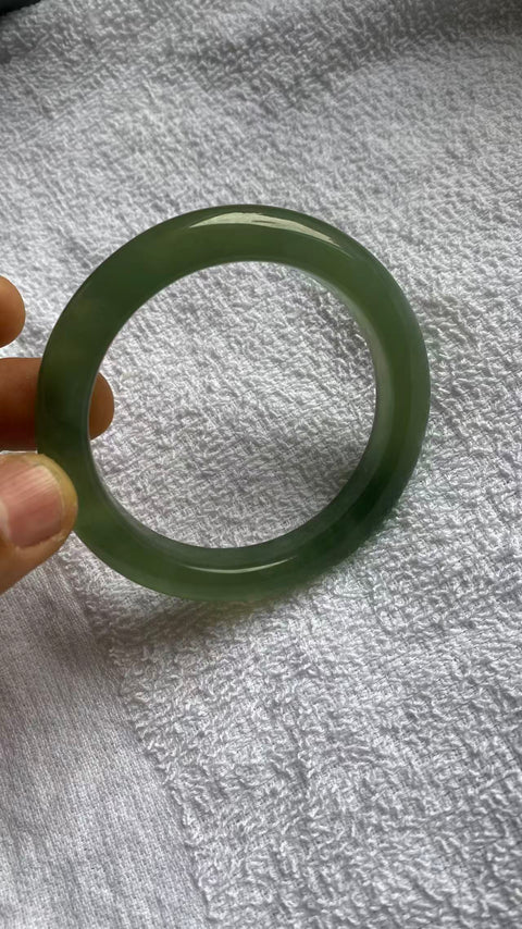 Gelang giok Xiuyan yang indah, warna hijau pekat, diameter dalam: 60mm, lebar tepi: 12,1mm. Semua batu terbentuk secara alami. Termasuk ongkos kirim dan pajak.