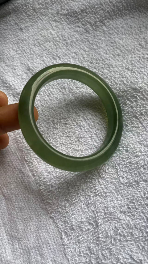 Gelang giok Xiuyan yang indah, warna hijau pekat, diameter dalam: 60mm, lebar tepi: 12,1mm. Semua batu terbentuk secara alami. Termasuk ongkos kirim dan pajak.
