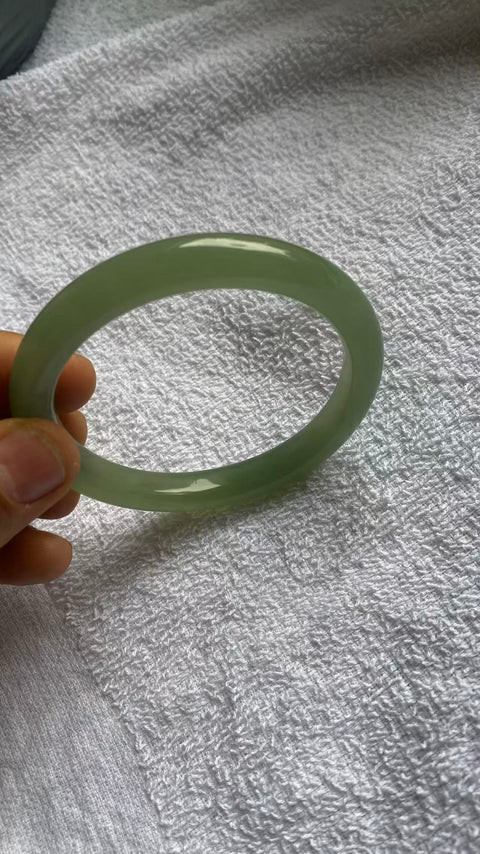 Gelang giok Xiuyan yang indah, warna hijau pekat, diameter dalam: 66mm, lebar tepi: 10,5mm. Semua batu terbentuk secara alami. Termasuk ongkos kirim dan pajak.