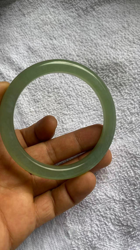 Gelang giok Xiuyan yang indah, warna hijau pekat, diameter dalam: 66mm, lebar tepi: 10,5mm. Semua batu terbentuk secara alami. Termasuk ongkos kirim dan pajak.