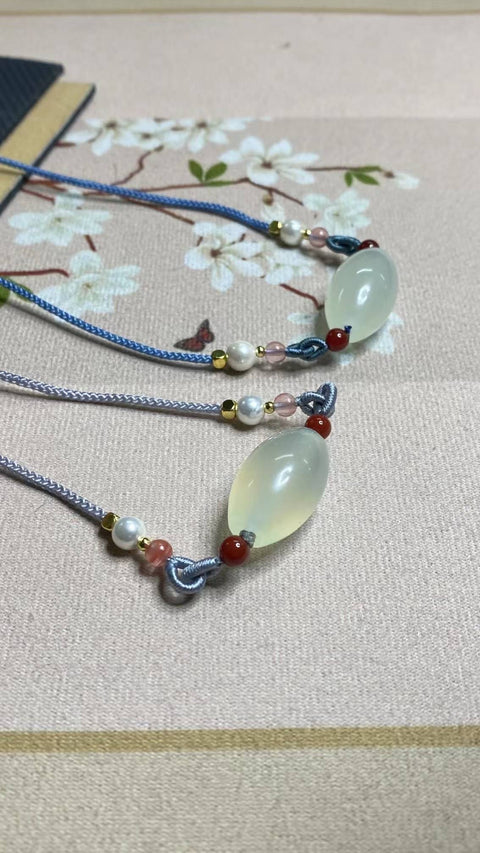 Manik Jimat Keberuntungan: Liontin giok Xiuyan yang indah, sempurna untuk dikenakan. Ukuran: 25 x 15 mm. Termasuk ongkos kirim dan pajak.