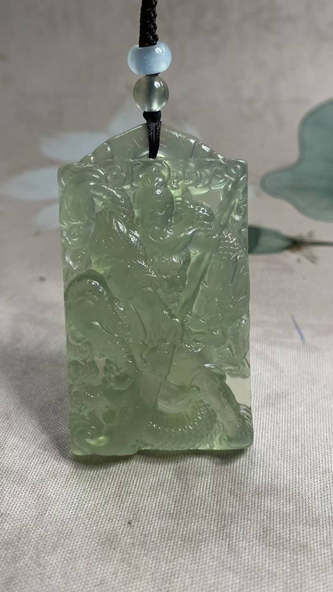 Guan Gong: Liontin giok Xiuyan hijau es yang indah—Gan Gong giok, melambangkan kesetiaan dan kebenaran, dimensi: 61 x 35 mm, termasuk ongkos kirim dan pajak.