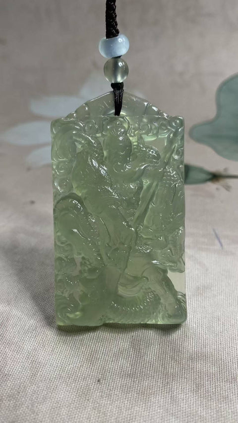 Guan Gong: Liontin giok Xiuyan hijau es yang indah—Gan Gong giok, melambangkan kesetiaan dan kebenaran, dimensi: 61 x 35 mm, termasuk ongkos kirim dan pajak.