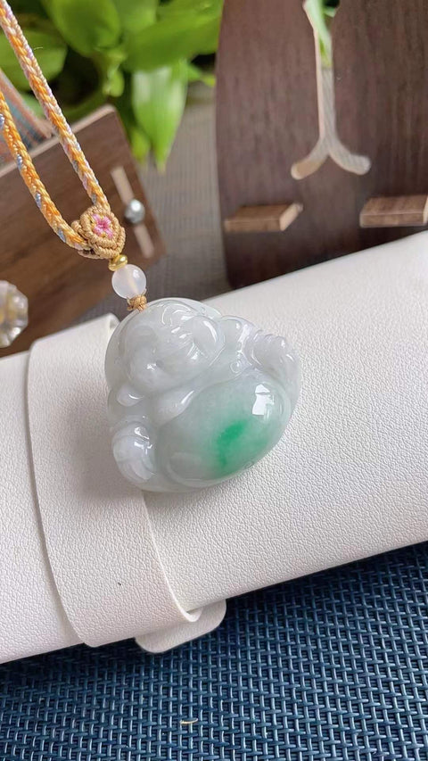 Giok alami, dengan desain wajah tersenyum, dari tambang tua, menampilkan tekstur halus dan hangat, warna hijau cerah dan hidup, tekstur tebal dan penuh, ukiran indah, dimensi 3,8 x 3,6 cm, termasuk ongkos kirim dan pajak.