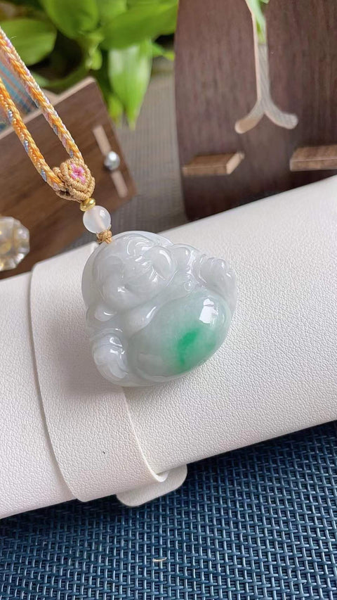 Giok alami, dengan desain wajah tersenyum, dari tambang tua, menampilkan tekstur halus dan hangat, warna hijau cerah dan hidup, tekstur tebal dan penuh, ukiran indah, dimensi 3,8 x 3,6 cm, termasuk ongkos kirim dan pajak.
