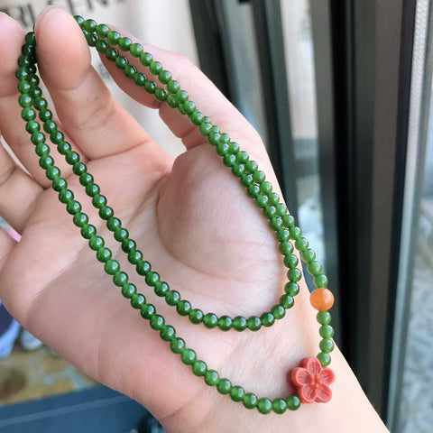 Saat warna hijau nefrit dan merah karnelian bertemu di pergelangan tangan Anda, kombinasi gelang/kalung ini menampilkan nefrit 4mm, karnelian alami berkualitas tinggi, dan amber. Ongkos kirim dan pajak sudah termasuk.