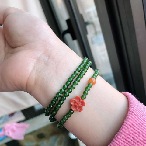 Saat warna hijau nefrit dan merah karnelian bertemu di pergelangan tangan Anda, kombinasi gelang/kalung ini menampilkan nefrit 4mm, karnelian alami berkualitas tinggi, dan amber. Ongkos kirim dan pajak sudah termasuk.
