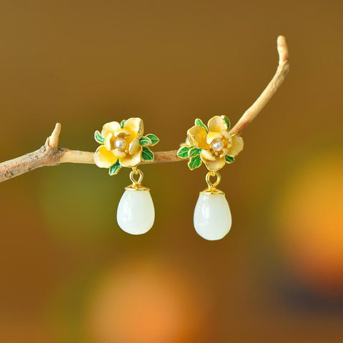 🍓🍓🍓7941-2# Anting-anting kamelia perak sterling 925 bertatahkan giok Hetian. Desain baru dan unik, pengerjaan yang indah, tampil beda dari yang lain. Dimensi giok: 7*10 mm. Harga sudah termasuk ongkos kirim dan pajak.