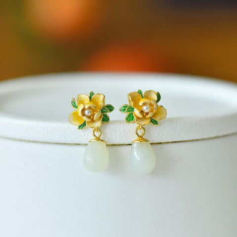 🍓🍓🍓7941-2# Anting-anting kamelia perak sterling 925 bertatahkan giok Hetian. Desain baru dan unik, pengerjaan yang indah, tampil beda dari yang lain. Dimensi giok: 7*10 mm. Harga sudah termasuk ongkos kirim dan pajak.