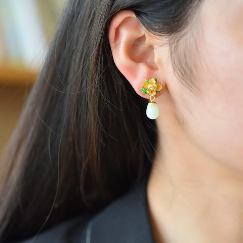 🍓🍓🍓7941-2# Anting-anting kamelia perak sterling 925 bertatahkan giok Hetian. Desain baru dan unik, pengerjaan yang indah, tampil beda dari yang lain. Dimensi giok: 7*10 mm. Harga sudah termasuk ongkos kirim dan pajak.