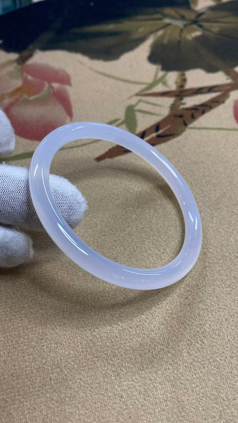 Gelang kalsedon yang indah, diameter dalam: 55mm. Semua batu terbentuk secara alami. Harga sudah termasuk ongkos kirim dan pajak.