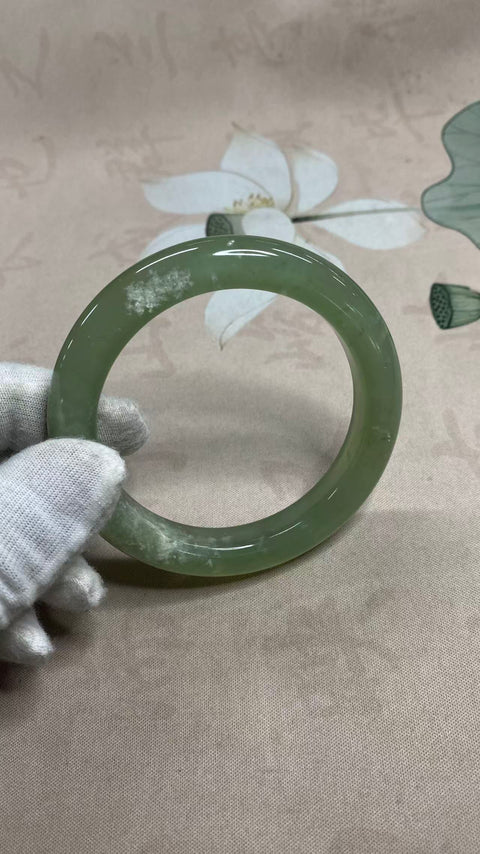 Gelang giok Xiuyan yang indah, hijau es dengan nuansa hijau mengambang, diameter dalam: 59mm, lebar tepi: 11,6mm. Semua batu terbentuk secara alami. Harga sudah termasuk ongkos kirim dan pajak.